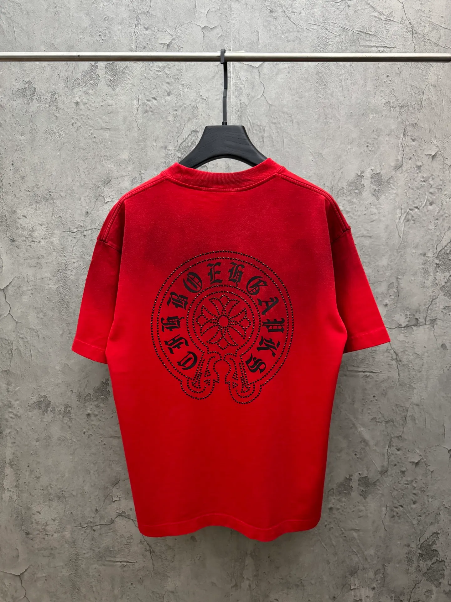 P210 top version, real shot without P, ​​different from market currency) 𝗖𝗵𝗿𝗼𝗺𝗲 𝗛𝗲𝗮𝗿𝘁𝘀/Croxin 2026 Spring New Original Single Counter American Washed Ding Lettering Film Embroidered Couple Short Sleeves 👑The highest version! Customized fabric 320 grams, washed and fried, spray horse slip craft, best-selling model at the counter, very comfortable to wear. Accessories: original molded and authenticated collar label ➕ 100% silk wash label. Genuine purchase-grade original hangtag➕matching hanging rope➕3D hanging beads➕original packaging bag. Craftsmanship: The original version has consistent wiring! The highest version of the armhole matching technique! Color: Red Black Size: M L XL 2XL Style No.: 2062